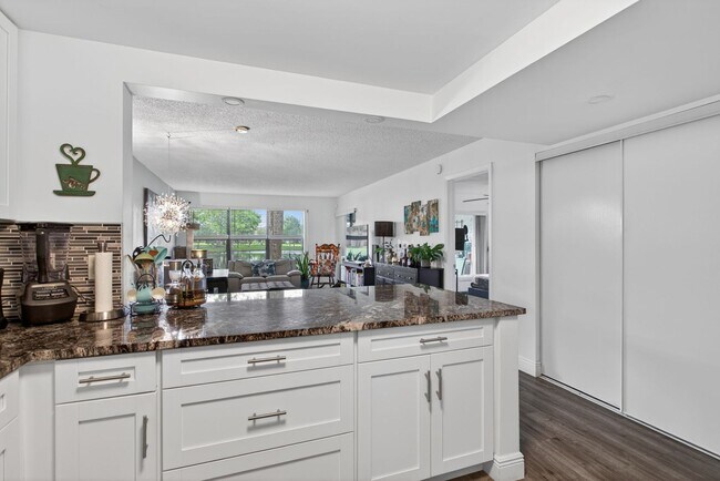 Foto del edificio - Bright & Spacious 1BR Retreat Near Beaches & Shopping
