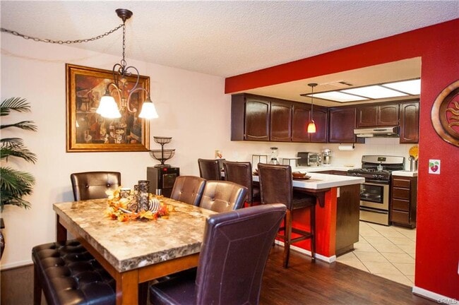 Kitchen - 6047 Templeton St