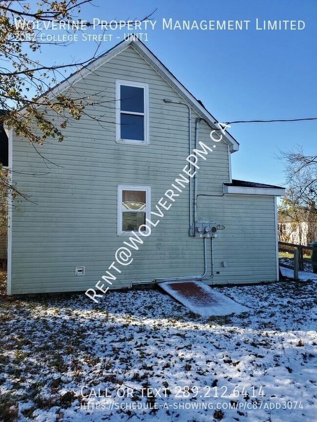 Photo du bâtiment - Near the center of town but also on the ed...