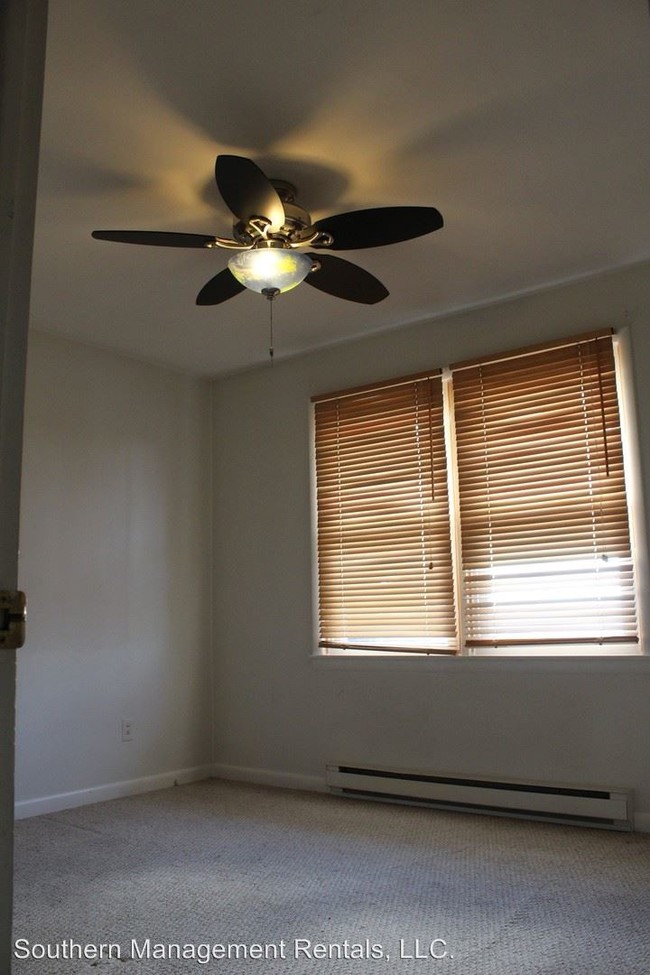 Building Photo - 3 br, 2 bath House - 125 W. Main St.