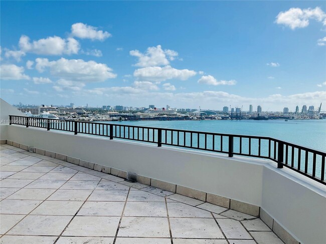 Foto del edificio - 520 Brickell Key Dr