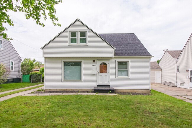 Building Photo - Charming 2 bedroom Single Home! Partially ...
