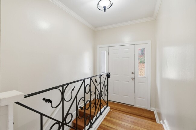 Building Photo - Renovated Home in the Heart of Brookhaven