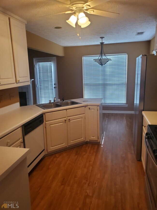 Foto del edificio - 7919 Woodlake Dr