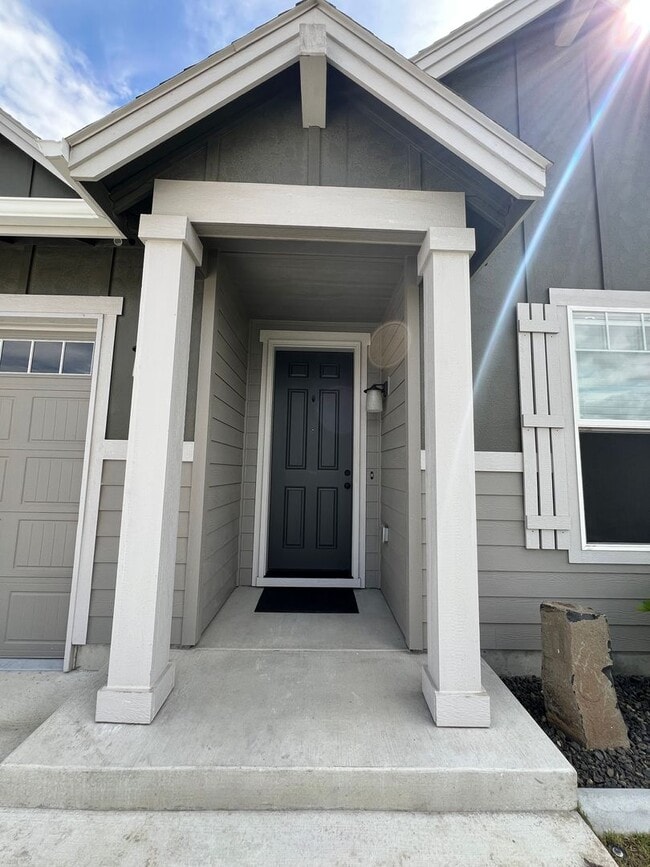 Building Photo - Newer Construction Home in Mae Valley!