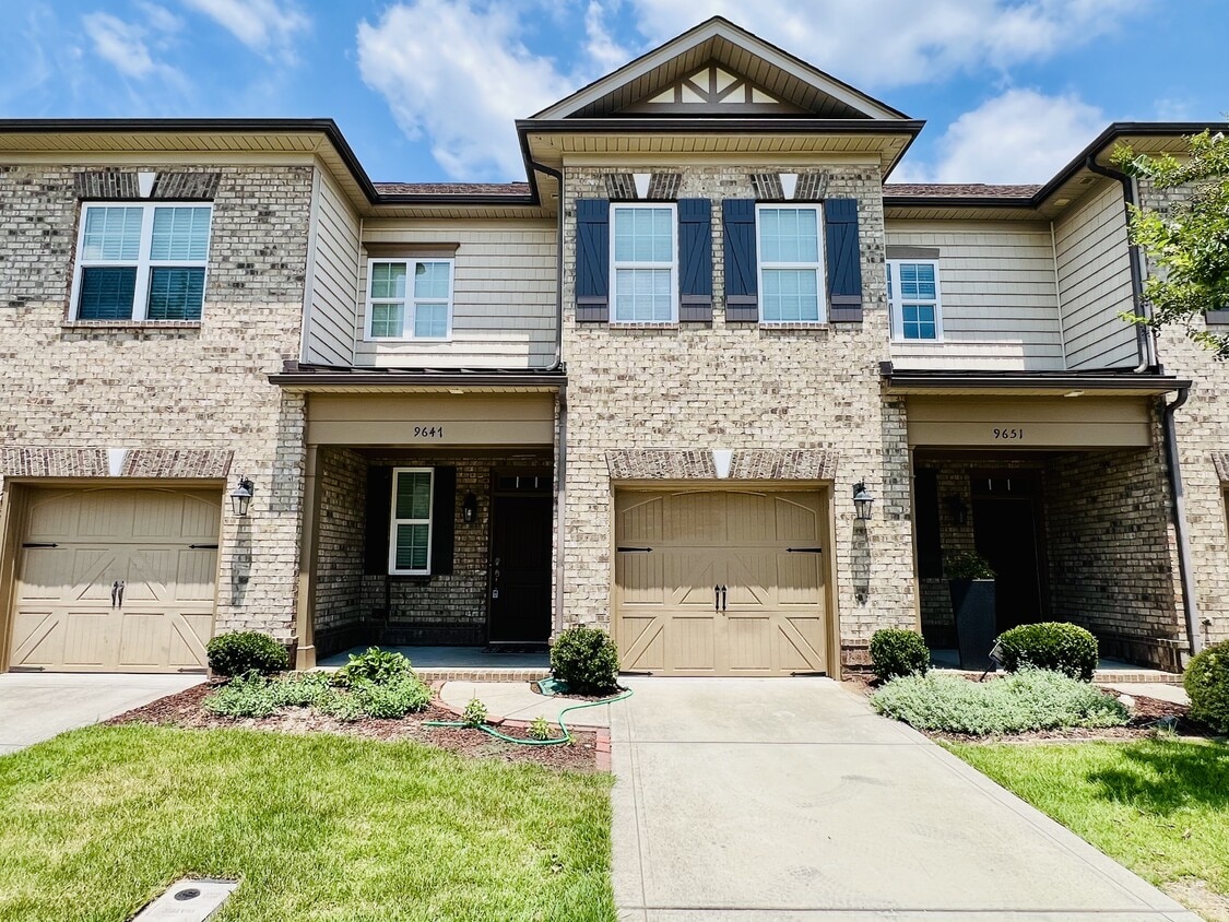 Foto principal - 9647 Camberley Ave NW