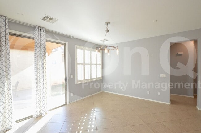 Building Photo - 2858 S Peel Dr