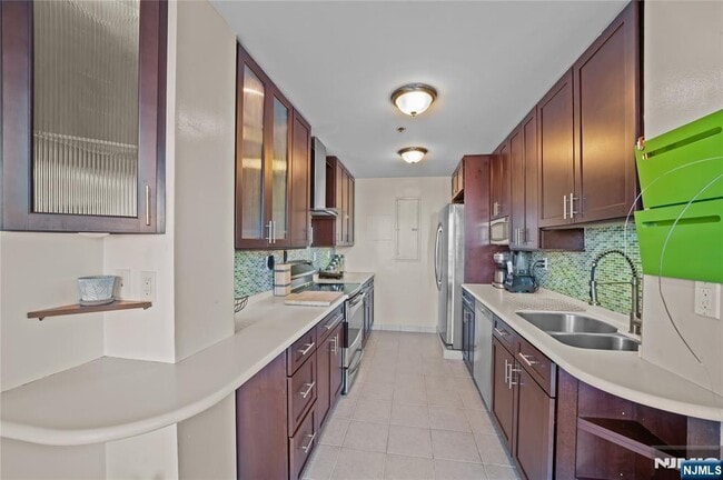 Foto del edificio - 600 Harbor Blvd