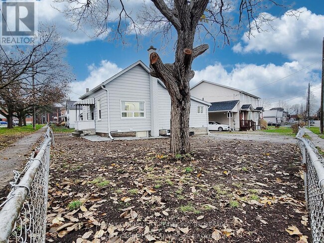 Building Photo - 7 Maplecrest Ave