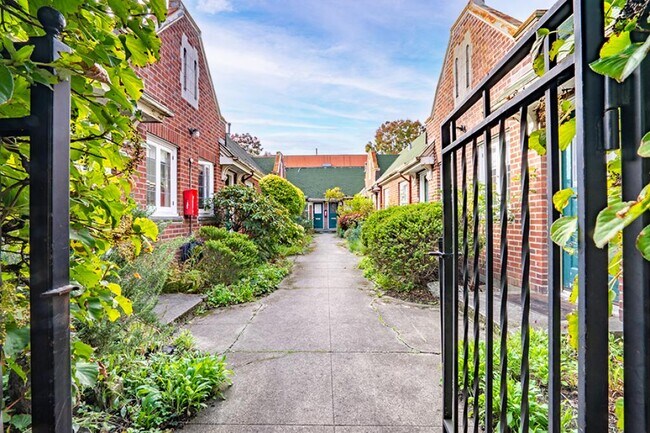 Building Photo - Broadway Court Apartments - Studio