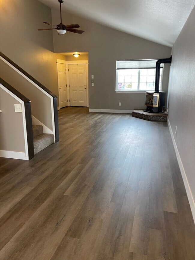 Building Photo - Great 3 bedroom 2 bath home in Bozeman