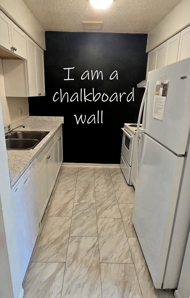 Nuevos gabinetes, pisos, refrigerador y pared de pizarra. - 349 Pearl St