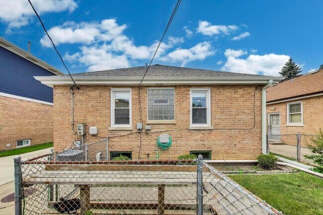 Foto del edificio - 7241 N Overhill Ave