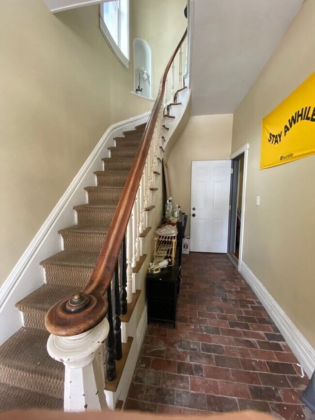 Foto del edificio - $4,800 | 8 Bedroom, 2 Bathroom Single Family Home | No Pets* | Available for August 1st, 2026 Mov...