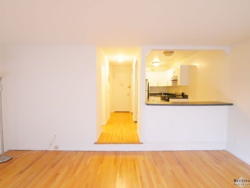 Primary Photo - 422 E 76th St