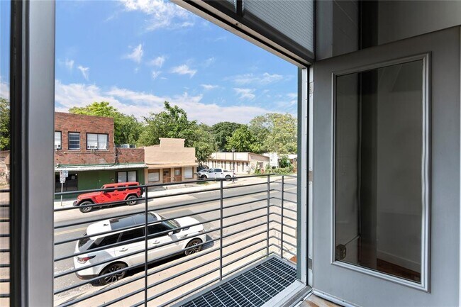 Building Photo - 1305 E 6th St
