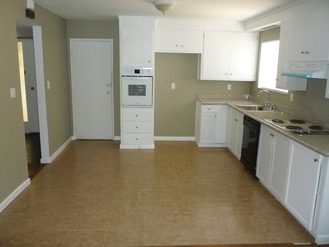 Building Photo - Concord! Dana Estates 3 bedroom 2 bathroom...