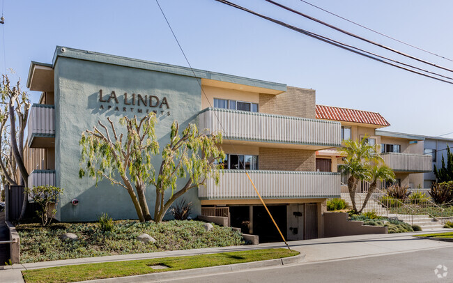 Estacionamiento & letreros nuevos - La Linda Apartments