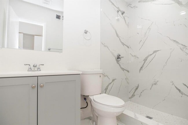 Building Photo - 924 NW 11th Ct