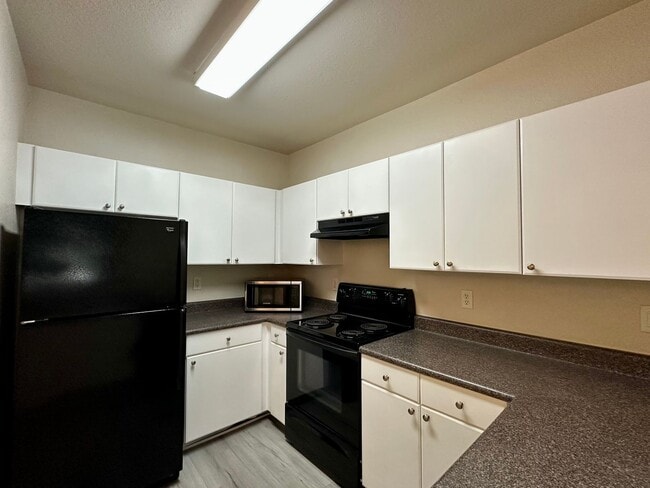Building Photo - Chic 1-Bed, 1-Bath Apartment in the Heart ...