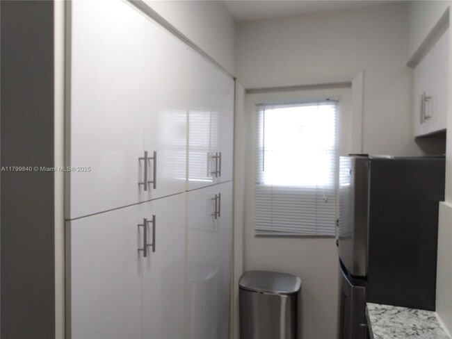 Foto del edificio - 6580 Santona St