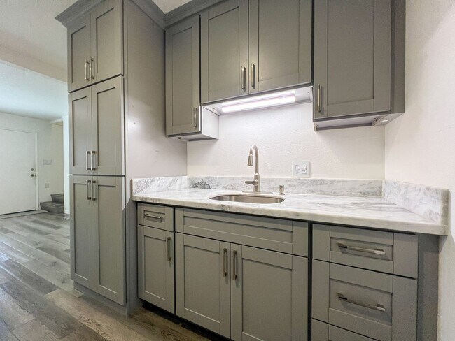 Foto del edificio - 2 Bedroom Unit, 1.5 baths with one assigne...