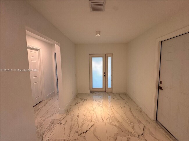 Foto del edificio - 2430 NW 22nd Rd