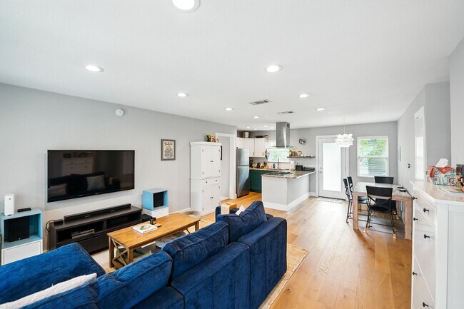 Foto del edificio - 6501 Hickman Ave