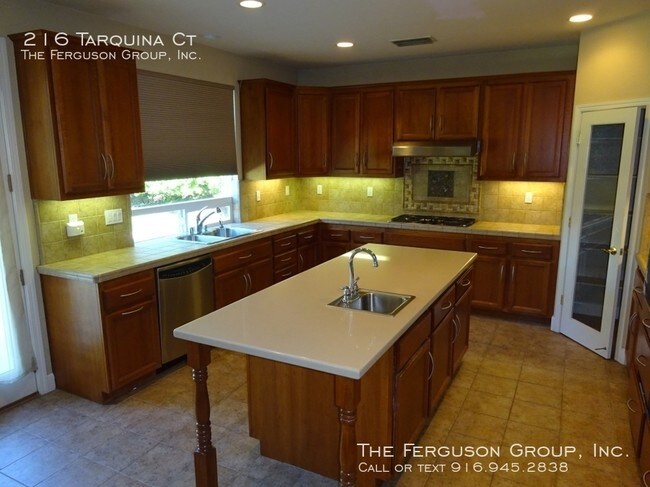 Foto del edificio - Five Bedroom Home in Serrano with Solar