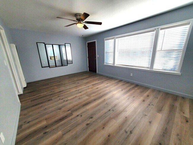 Foto del edificio - Updated Two-Bedroom 1-Bathroom House with Carport