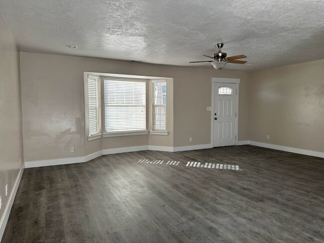 Building Photo - 4068 E Sleeping Hollow Dr