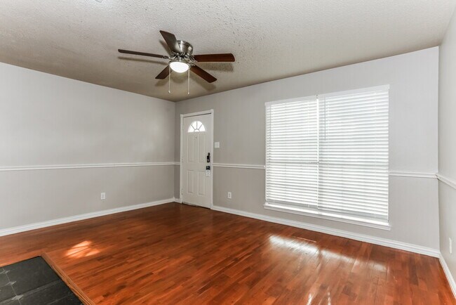 Foto del edificio - 1808 Rose Cir