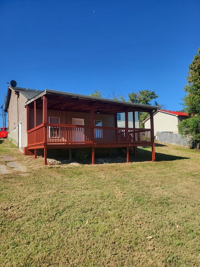 Building Photo - Nice three bedroom with bonus room in Laverne