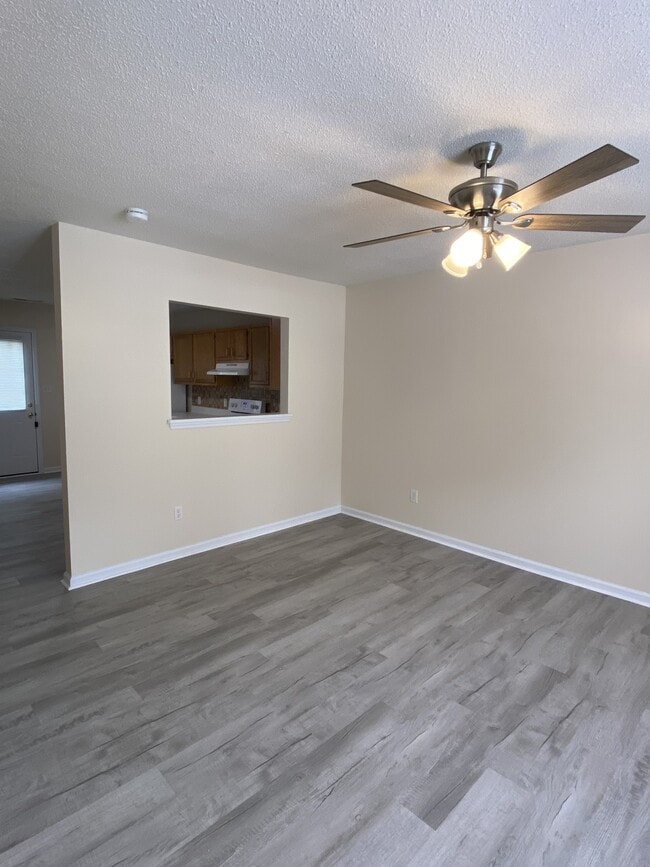 Building Photo - 350 Bracken Pl