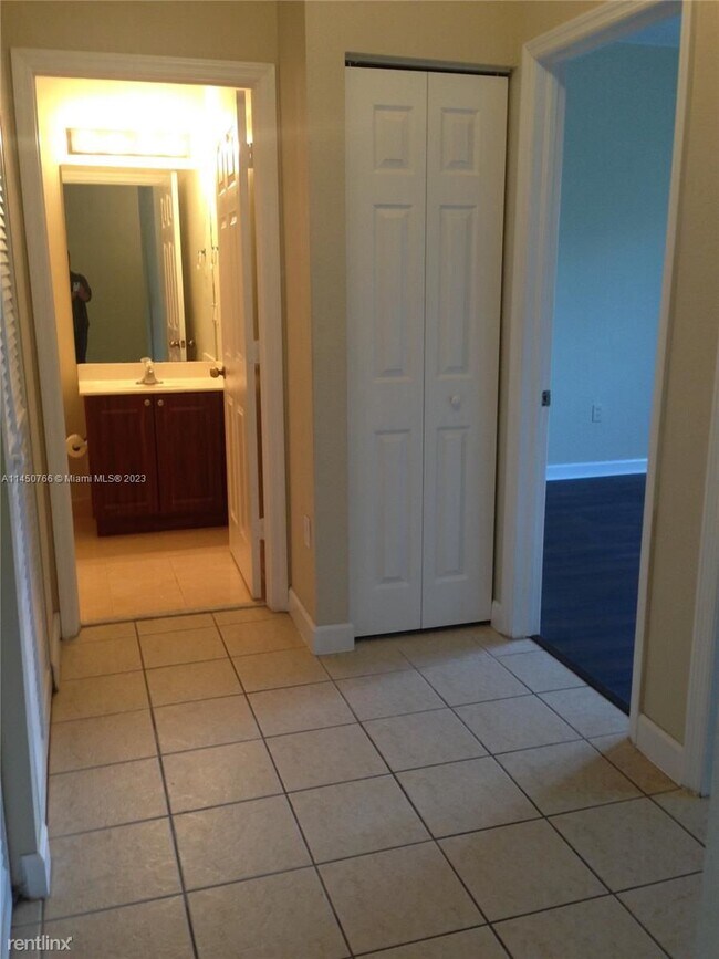 Foto del edificio - 3 br, 2 bath House - 2589 NE 4th St Unit 201
