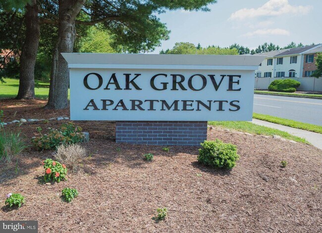 Building Photo - 808 College Ln