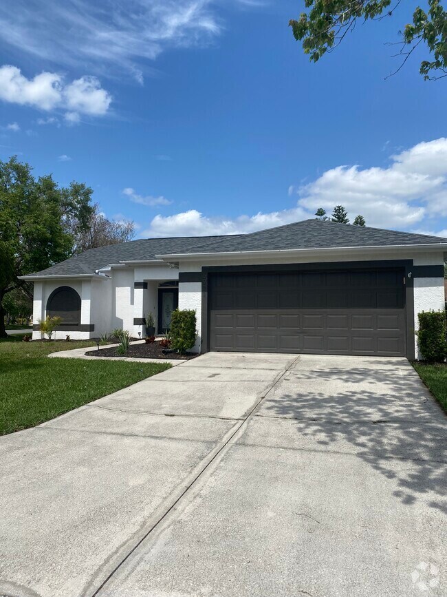 Garden Lakes Estates Apartments for Rent with a Swimming Pool