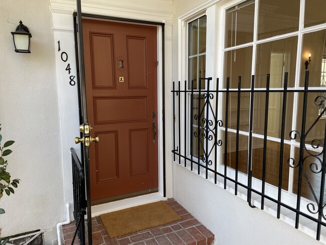 Entry - 1048 Masselin Ave