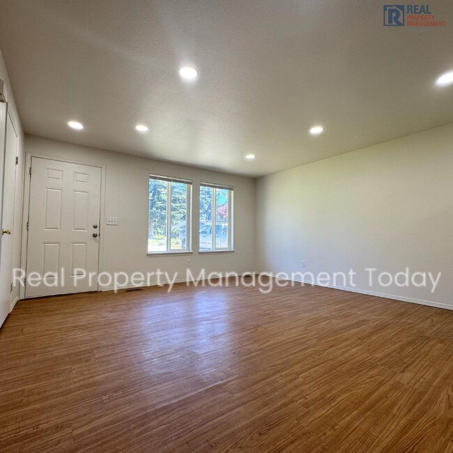Building Photo - Duong Revocable Living trust - 13812/13814...