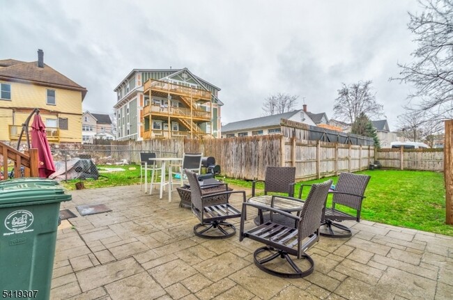 Foto del edificio - 860 Lyons Ave