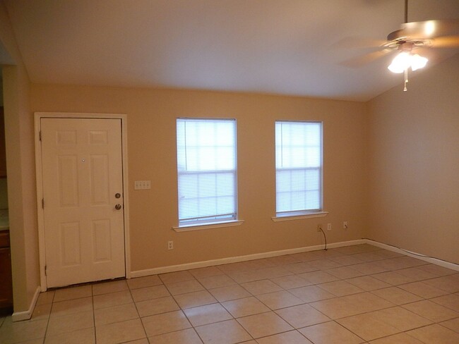 Foto del edificio - LOVELY 3/2 w/ Newer Flooring/Paint, Walk-I...