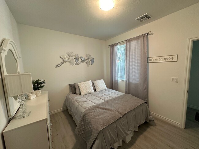 Dormitorio - 1229 Ossa St