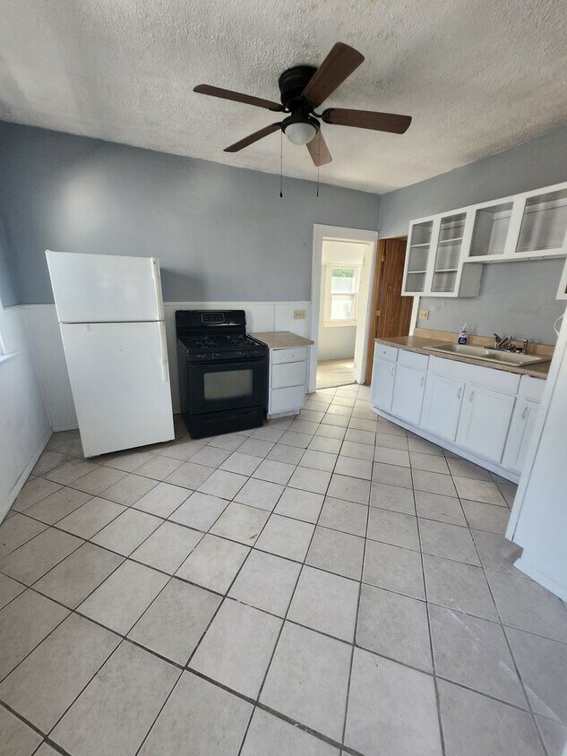 Primary Photo - Upper 2 bedroom unit with all utilities in...
