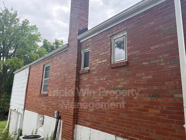Foto del edificio - 8126 Albin Ave