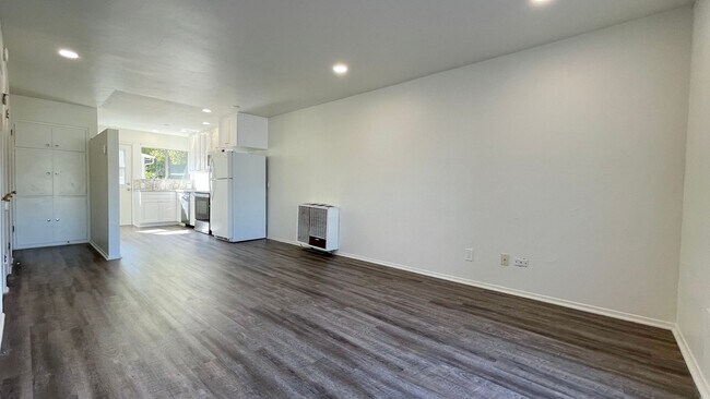 Foto del edificio - 2 Bedroom 2-1/2 Bathroom Townhouse w/ A/C by Sierra Vista Hospital and Near Cal Poly Campus