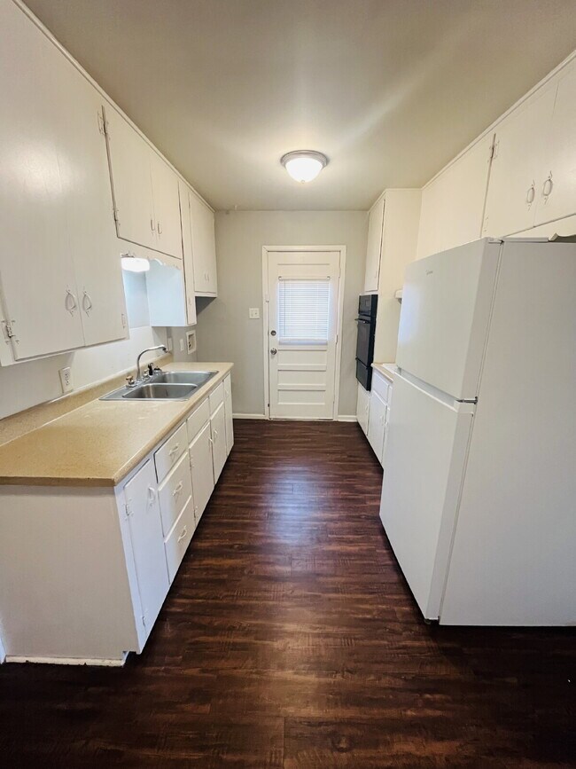 Building Photo - 2 Bedroom Duplex