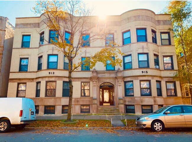 Building Photo - 913 W Sheridan Rd