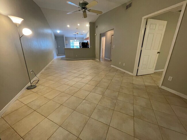 Building Photo - ANNUAL RENTAL - 2 BED / 2 BATH 2ND FLOOR END UNIT IN PINE HAVEN!