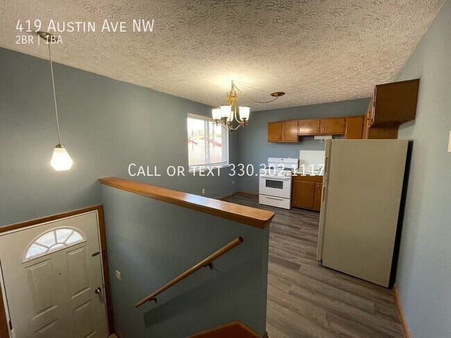 Building Photo - Two bedroom one bathroom second level apar...