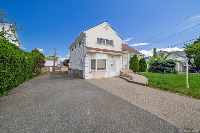 Foto del edificio - 561 Woodbury Rd